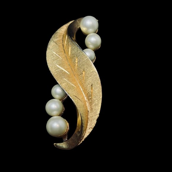 Vintage Kramer Gold Tone And Faux Pearl Brooch And Clip On Earrings (5003) - Picture 2 of 10